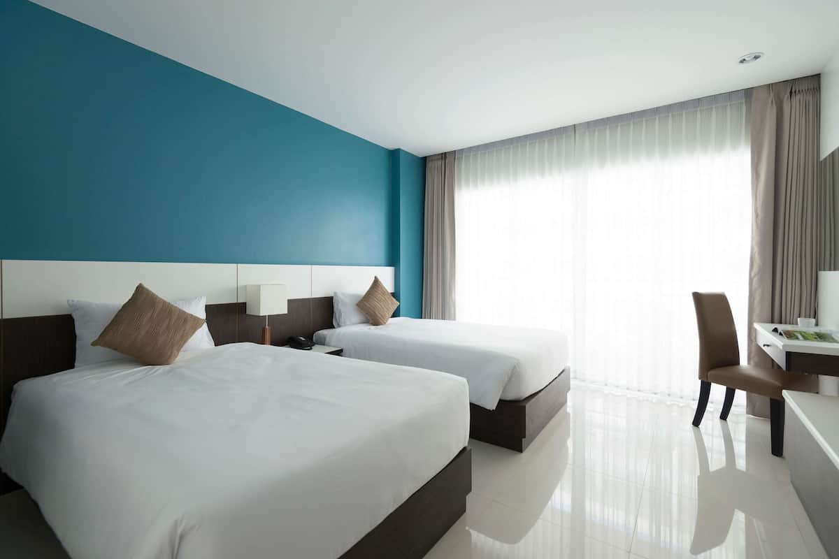 Habitación superior | Ropa de cama de alta calidad, minibar, caja fuerte y escritorio