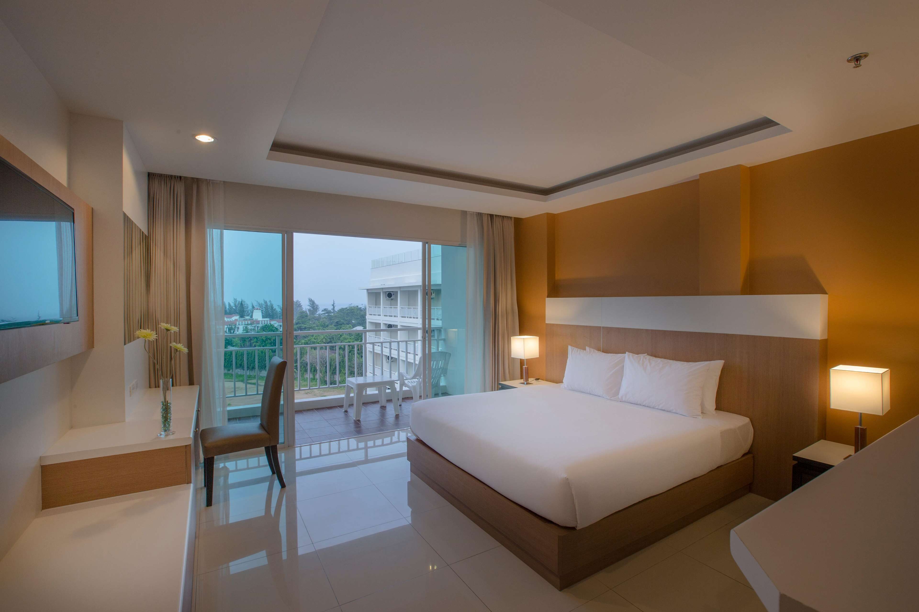 deluxe room | premium bedding, minibar, in-room safe, desk
