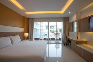 Quarto luxo, acesso à piscina | Roupas de cama premium, frigobar, cofres nos quartos, escrivaninha