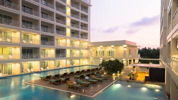 2 outdoor pools