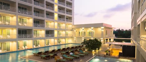 2 piscines extérieures