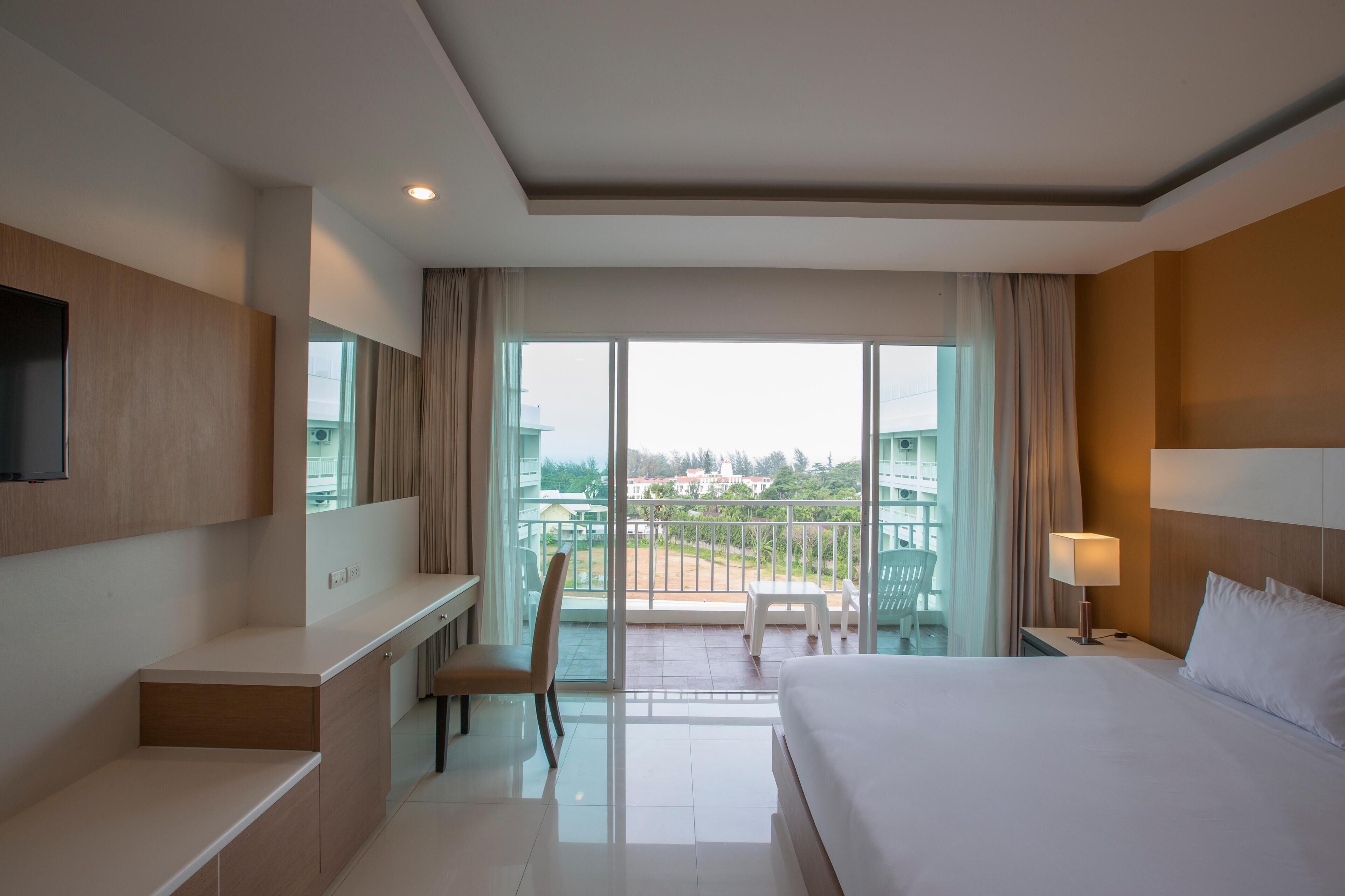 Deluxe kamer | Luxe beddengoed, een minibar, een kluis op de kamer, een bureau