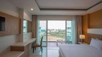 Deluxe Room | Premium bedding, minibar, in-room safe, desk