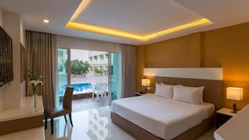 أغطية فراش متميزة وميني بار وخزنة داخل الغرفة ومكتب