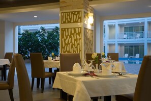 Breakfast, lunch, dinner served; Thai cuisine 