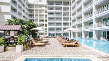 2 من حمّامات السباحة الخارجية