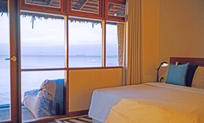 Bungalow – honeymoon, ved strandkanten | Senger med Select Comfort-madrass, safe på rommet og lydisolert