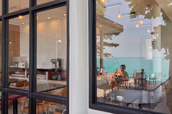 Serviço de café da manhã, culinária internacional, vistas para a praia