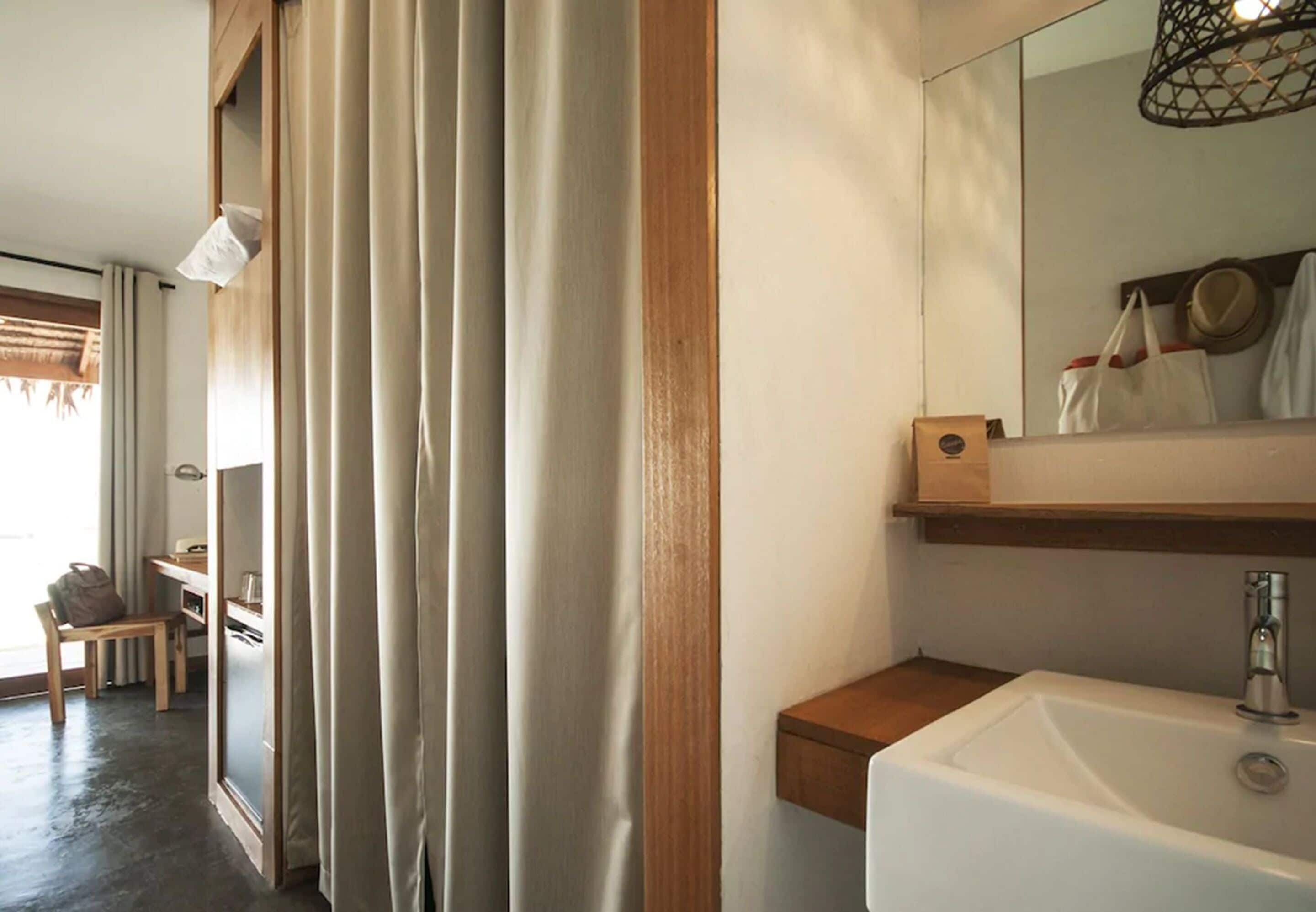 Ein modernes Badezimmer mit Waschbecken, Spiegel und Holzelementen.