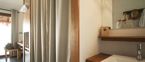 Ein modernes Badezimmer mit Waschbecken, Spiegel und Holzelementen.