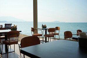 Frokost og lunsj serveres, internasjonale retter, utsikt mot stranden 