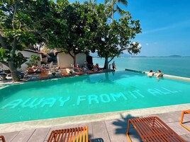 室外游泳池，池畔遮阳伞，日光浴躺椅