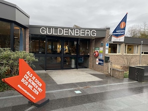 Exterior del hotel Guldenberg, con un cartel que indica que es un punto de información turística.