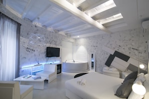 Minibar, caja de seguridad en la habitación y escritorio 