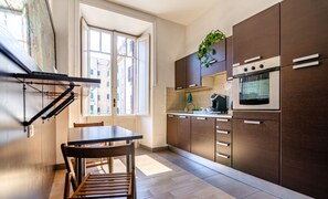 Klassieke tweepersoonskamer | Gemeenschappelijke keuken | Een koelkast, een koffiezetapparaat/waterkoker, een waterkoker