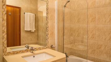 Ensemble douche/baignoire, serviettes fournies