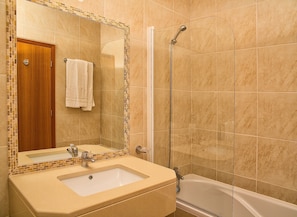 Ensemble douche/baignoire, serviettes fournies