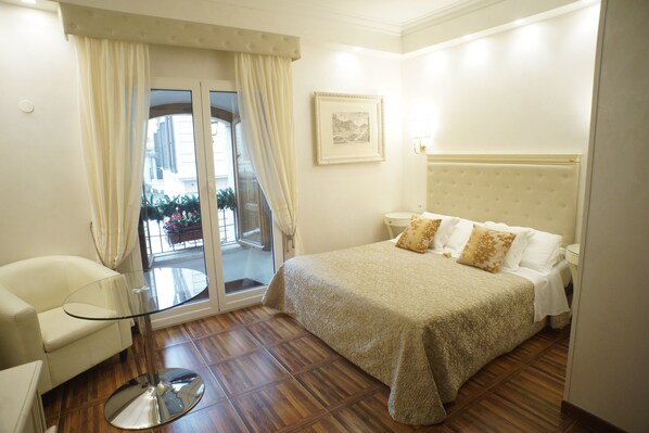 Isi minibar gratis, brankas, meja kerja, dan kedap suara