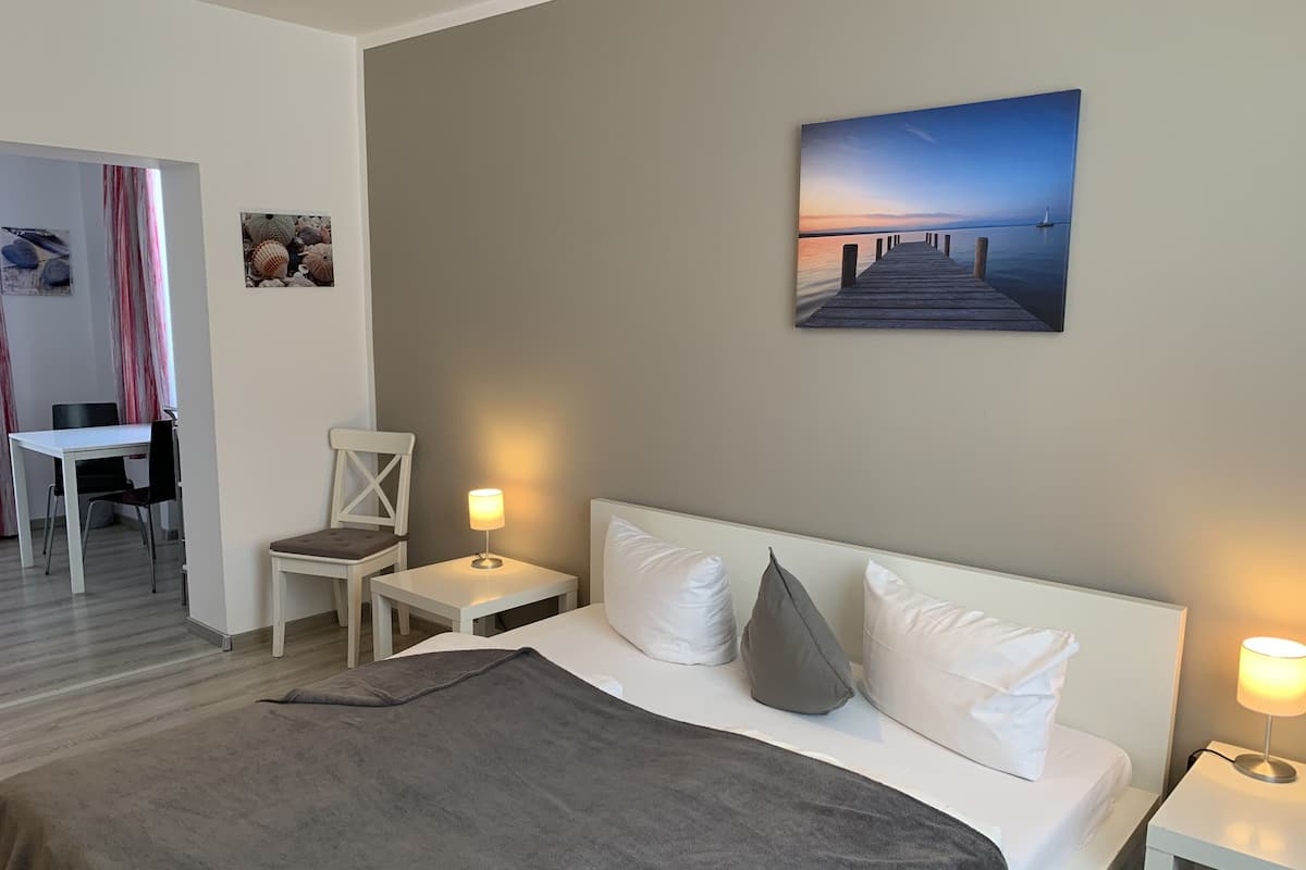 Departamento, 2 habitaciones, para no fumadores, baño privado (no elevator, no air-condition) | Escritorio, espacio para trabajar con laptop y cortinas blackout