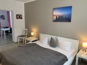 Apartment, 2 Bedrooms, Non Smoking, Private Bathroom (no elevator, no air-condition) | Desk, laptop workspace, blackout drapes, iron/ironing board - Pension Belo Sono (Munich)