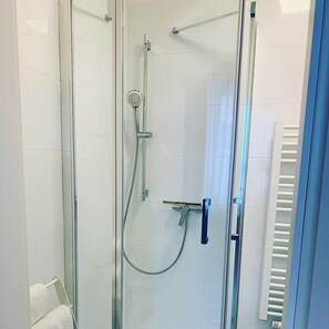 Apartamento, 1 quarto, para não fumantes, banheiro privativo (no elevator, no air-condition) | Banheiro | Produtos de toalete grátis, secador de cabelo, toalhas de banho 