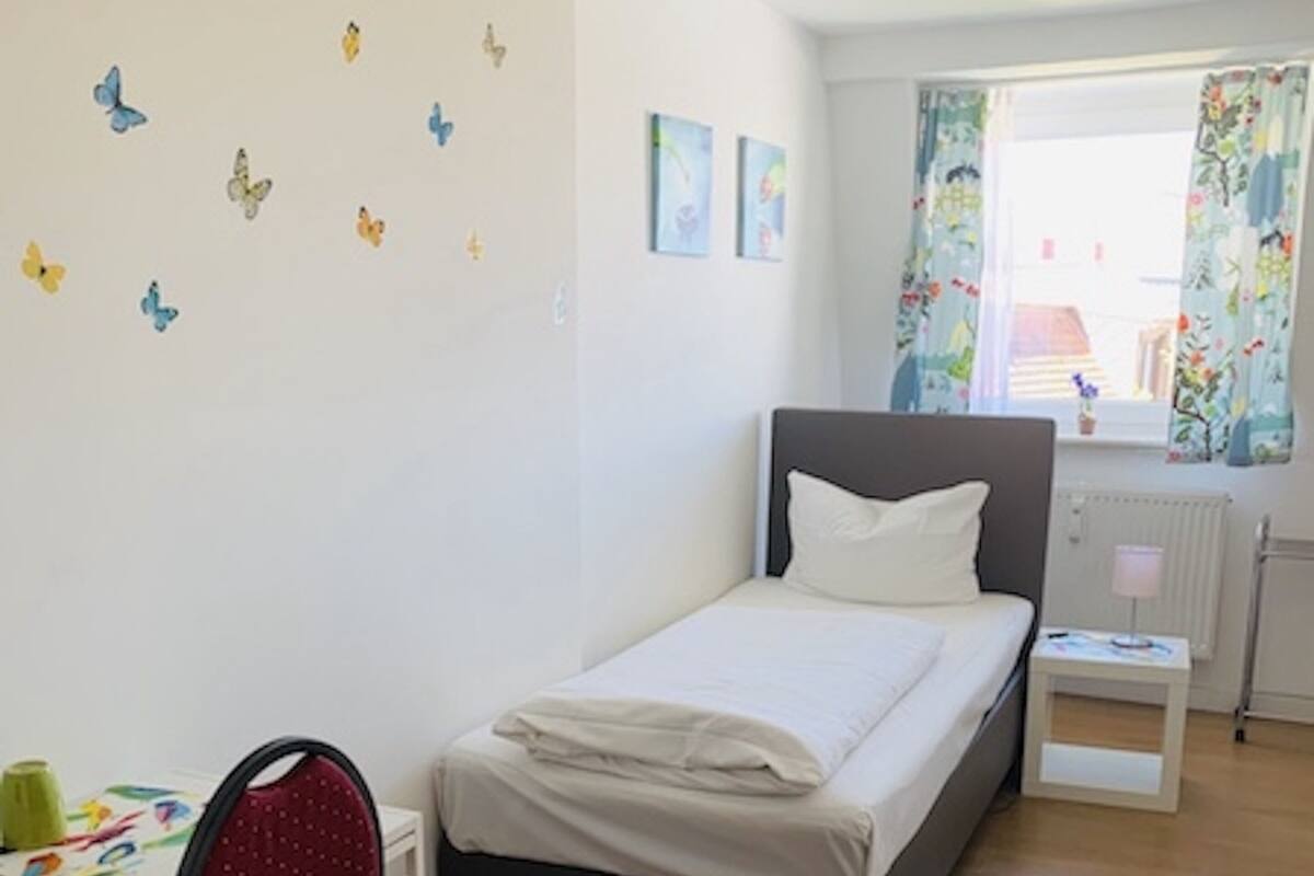 Yhden hengen perushuone, tupakointi kielletty, jaettu kylpyhuone (no elevator, no air-condition) | Työpöytä, kannettavalle tietokoneelle sopiva työtila, pimennysverhot