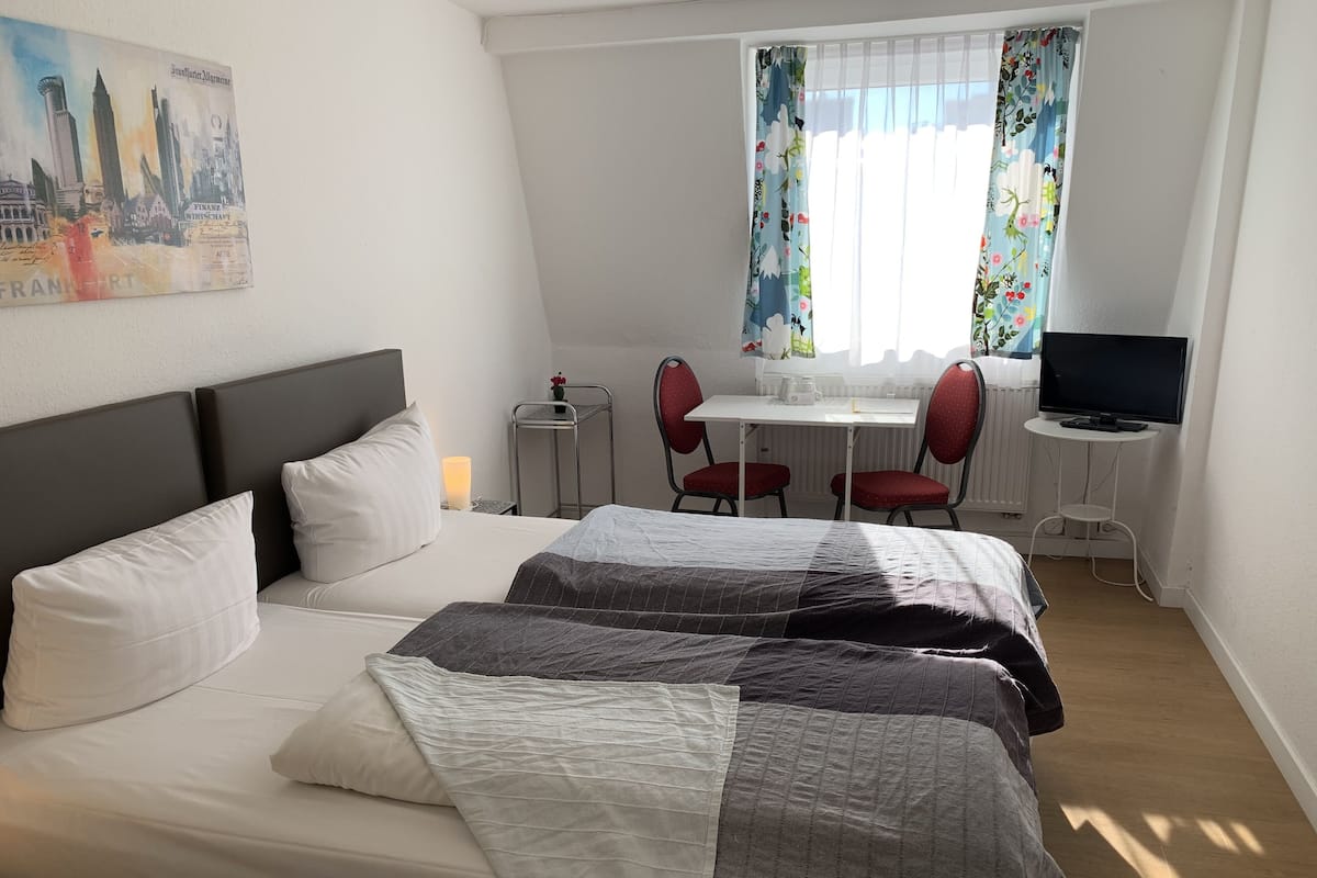 Habitación básica con 1 cama matrimonial o 2 individuales (no elevator, no air-condition) | Escritorio, espacio para trabajar con laptop y cortinas blackout