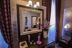 Premium bedding, minibar, in-room safe, desk - Hotel Romano (Rome)