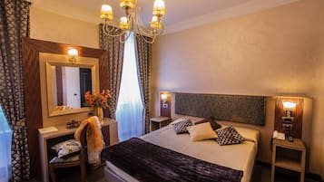 Una camera d'hotel con un letto grande, un comodino, uno specchio, un lampadario e una finestra con tende.