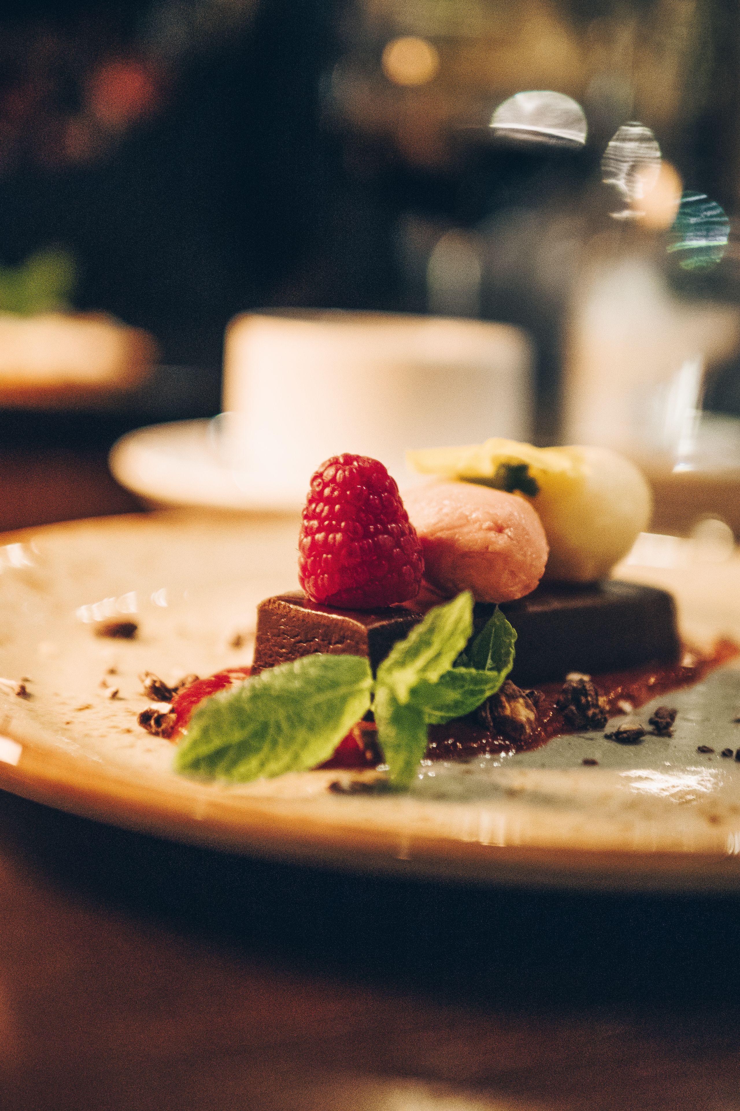 3 restaurantes, se sirve cena, cocina local 