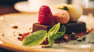 3 restaurantes, jantar, culinária local