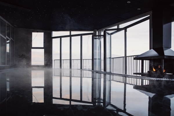 Een sauna, een bubbelbad, een stoombad, massagebehandelingen