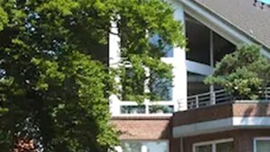 En tvåvåningsbyggnad med en skylt som visar texten ”HOTEL”.