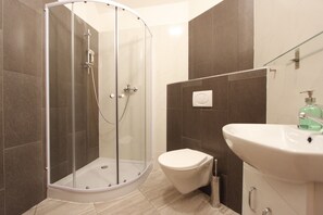 Apartment, Kitchenette (Attic ) | Bathroom | Shower, towels