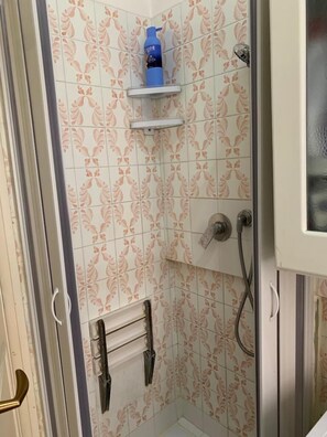 Chambre Simple Économique | Salle de bain | Serviettes fournies