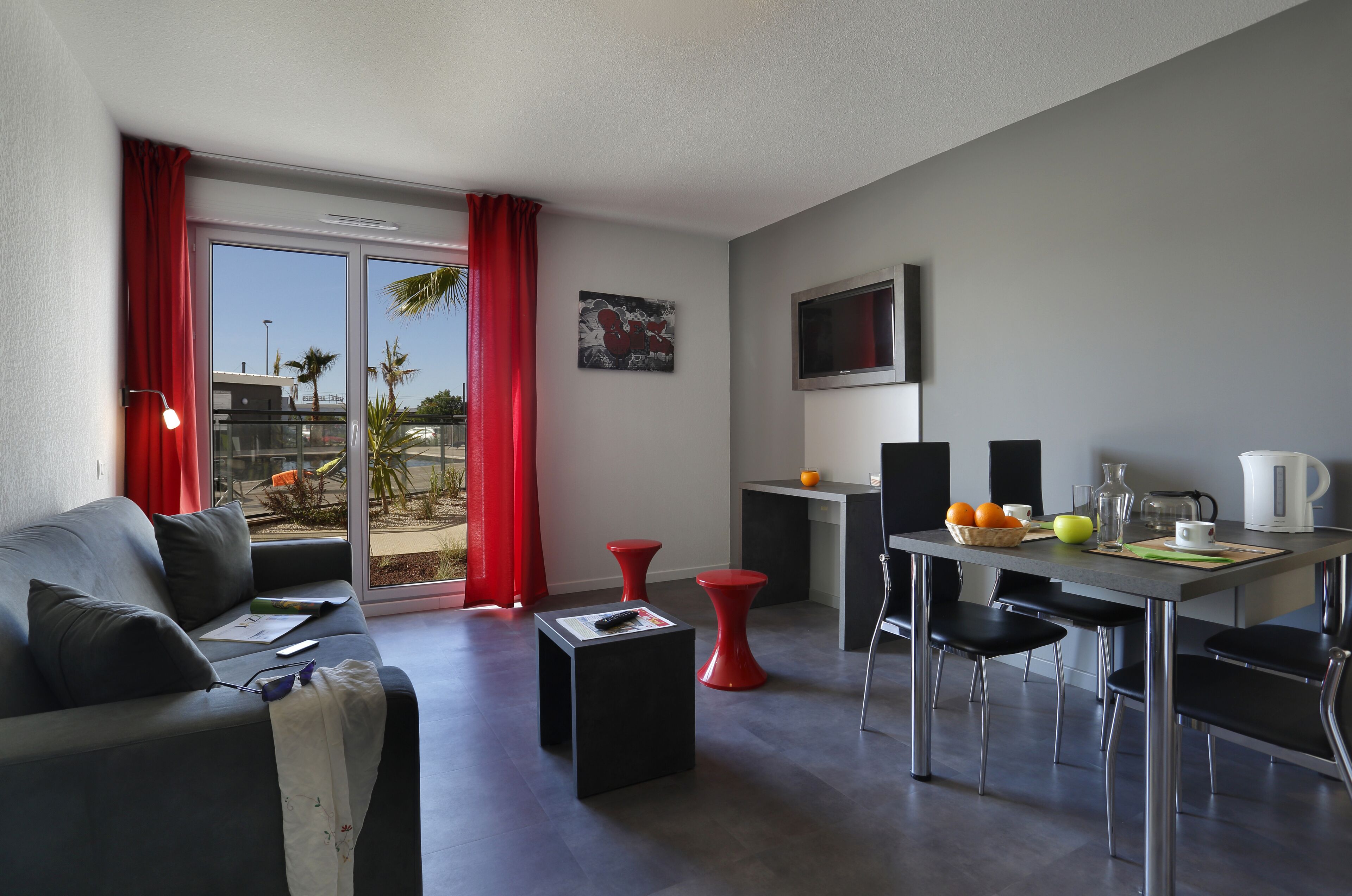 Departamento, 1 habitación, balcón | Área de sala de estar | Televisión de pantalla plana de 60 cm con canales digitales 