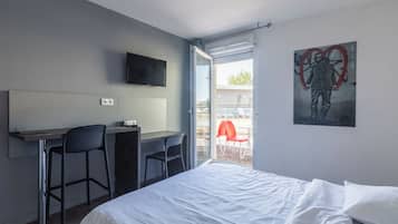 Studio 2 People | Living area | 60-cm flat-screen TV with digital channels, TV
