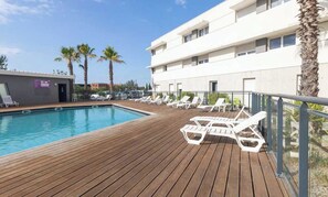 Piscine extérieure (ouverte en saison), chaises longues