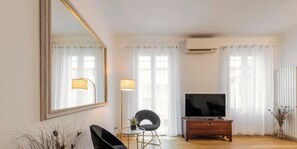 Suite Michelangelo 2 ( Via Boccaccio 27 ) | Living area | LCD TV - Milan Royal Suites Magenta & Luxury Apartments (Milan)