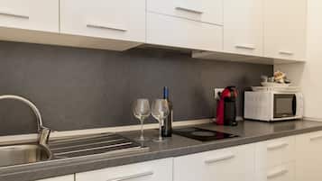 Refrigerador, microondas, cafetera de espresso y cafetera y tetera