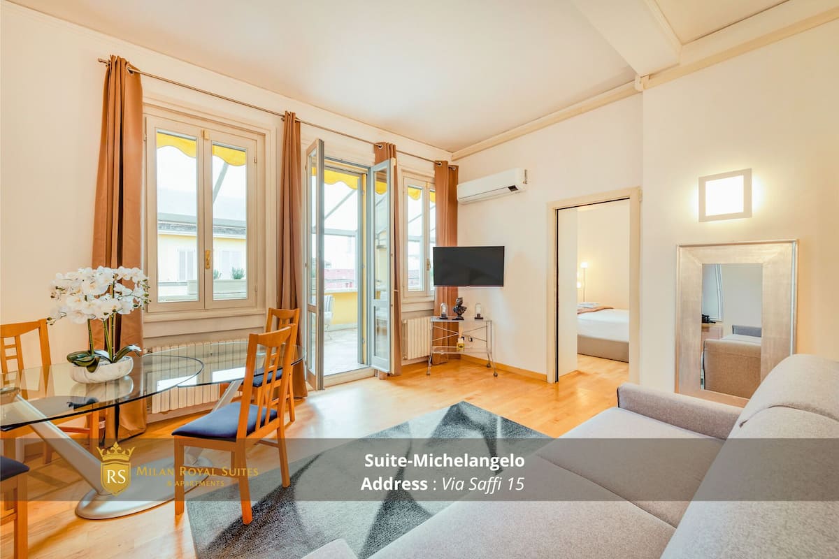 Suite Michelangelo ( Via Saffi 15 ) | Living area | LCD TV