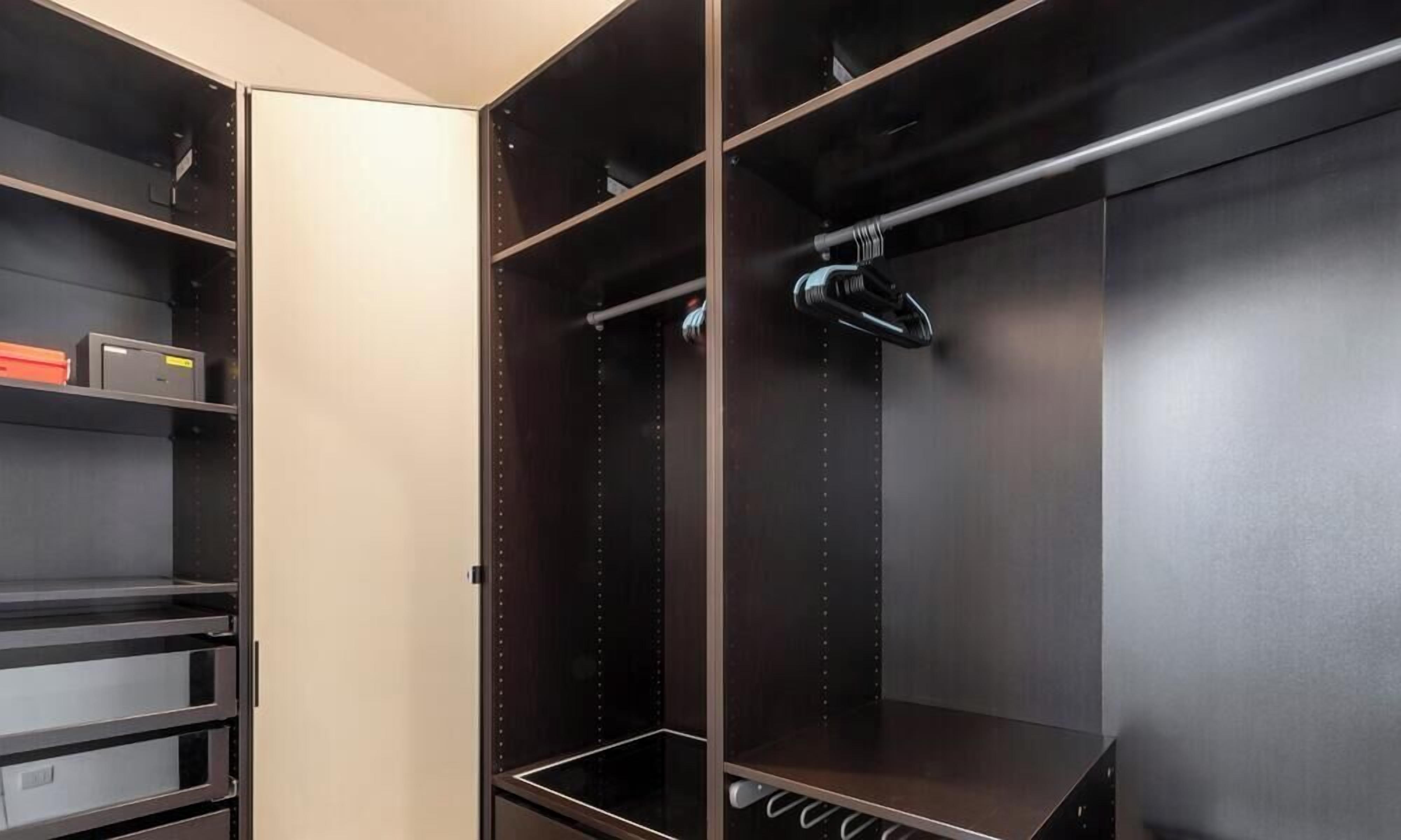 Un vestidor con varios estantes y cajones, una barra para colgar ropa y una estructura metálica.