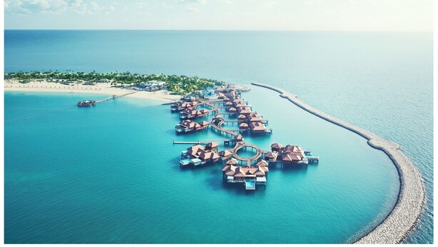 Een overwaterresort met meerdere bungalowachtige accommodaties verbonden door loopbruggen.
