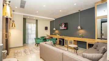 Suite, vista al jardín | Área de sala de estar | Smart TV de 20 pulgadas con canales vía satélite y Netflix