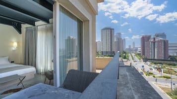 Deluxe-Doppelzimmer, Balkon | 1 Schlafzimmer, Daunenbettdecken, Minibar, Zimmersafe