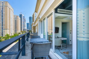 豪華雙人房, 露台 | 羽絨被、迷你吧、房內夾萬、書桌