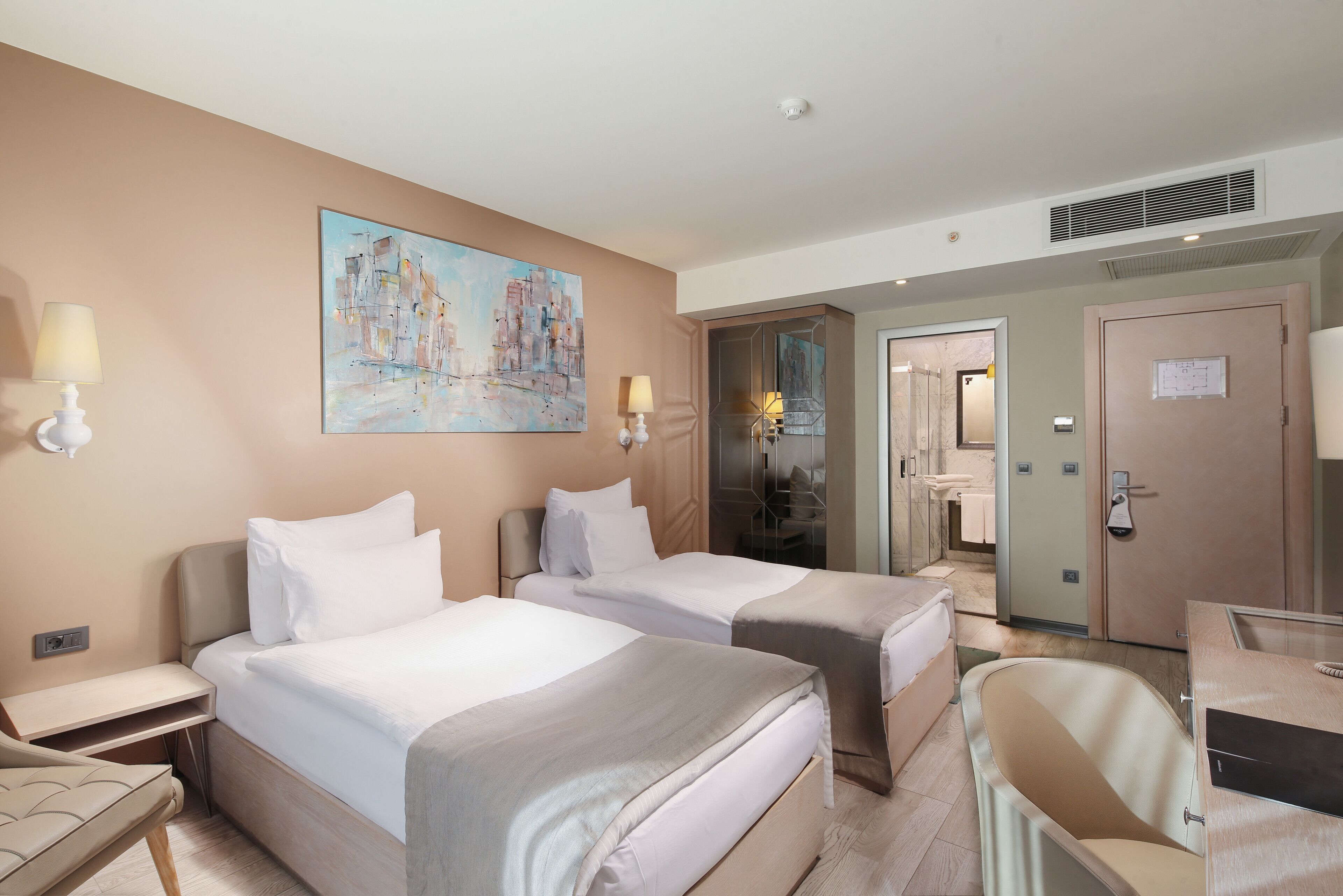 Daunenbettdecken, Minibar, Zimmersafe, Schreibtisch