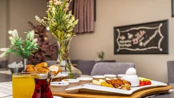 Komplett frokost hver dag (EUR 10 per person)