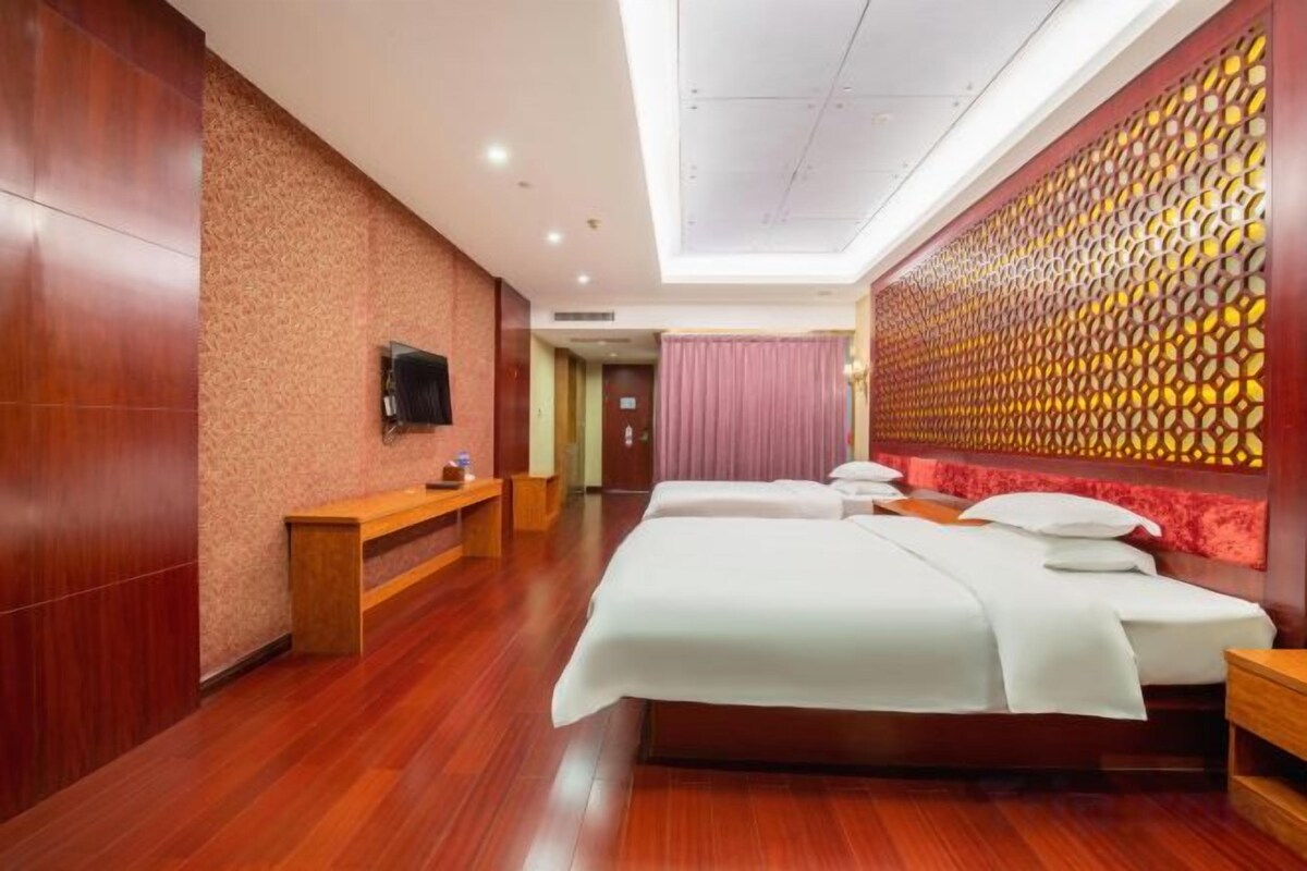 Hypo-allergenic bedding, minibar, in-room safe, desk
