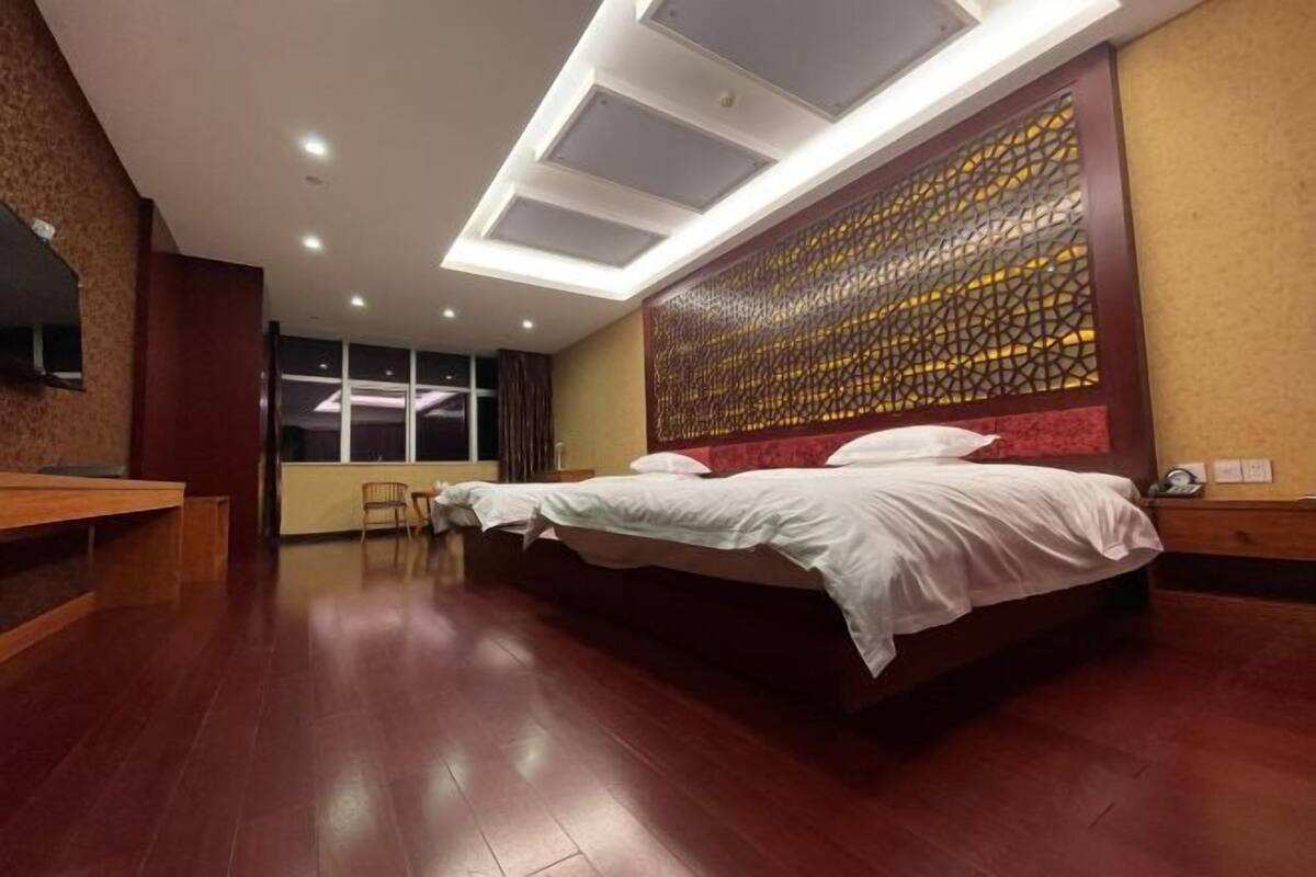 Hypo-allergenic bedding available, minibar, in-room safe, desk
